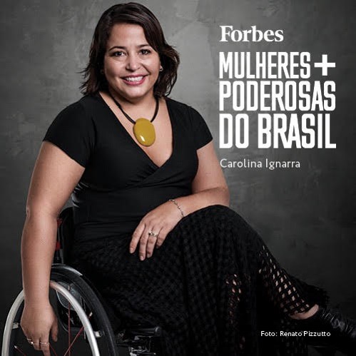 Capa de revista Forbes - Carolina Ignarra, mulher branca, cabelos pretos na altura dos ombros com traje também em preto sendo representada como uma das mulheres mais poderosas do brasil pela Forbes
